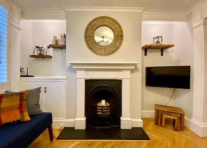 Charming 2-Bed Seaside Cottage - Moments From Brighton Beach & Pier
