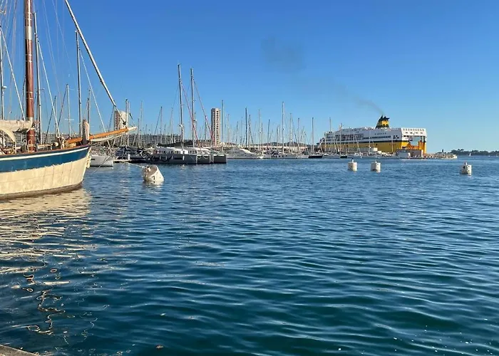Vue sur Rade: Élégant Appartement Climatisé au Cœur de Toulon Historique