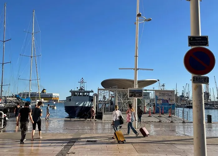 Vue sur Rade: Élégant Appartement Climatisé au Cœur de Toulon Historique