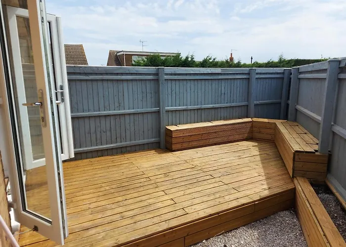 1 Bedroom House With Garden And Off Road Private Parking