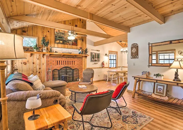 Hot Tub & Deck: Big Bear Gem Near Resorts!