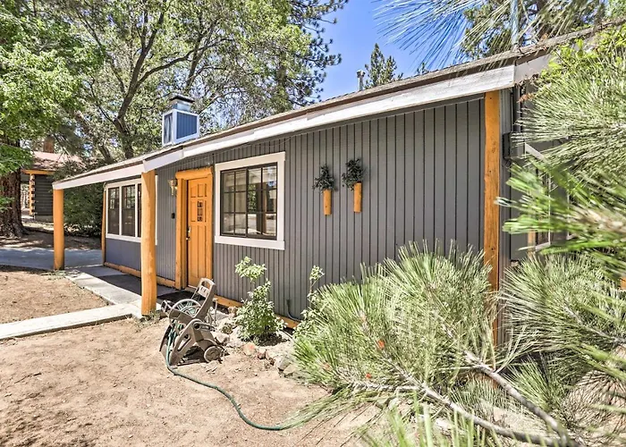 Hot Tub & Deck: Big Bear Gem Near Resorts!