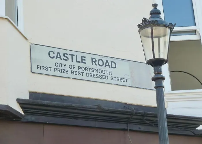 The Clock Tower Apartment: Modern 2-Bed with Free Parking in Southsea