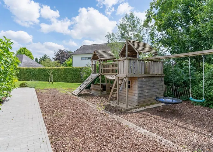 Ruime Woning Met Grote Omheinde Tuin