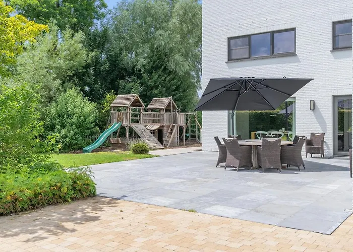 Ruime Woning Met Grote Omheinde Tuin