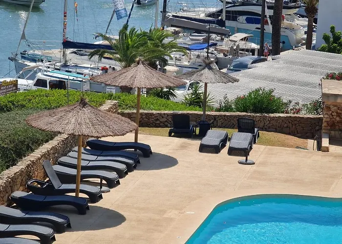 Marina Calador Harbourview: Seaside Oasis with Pool and Garden