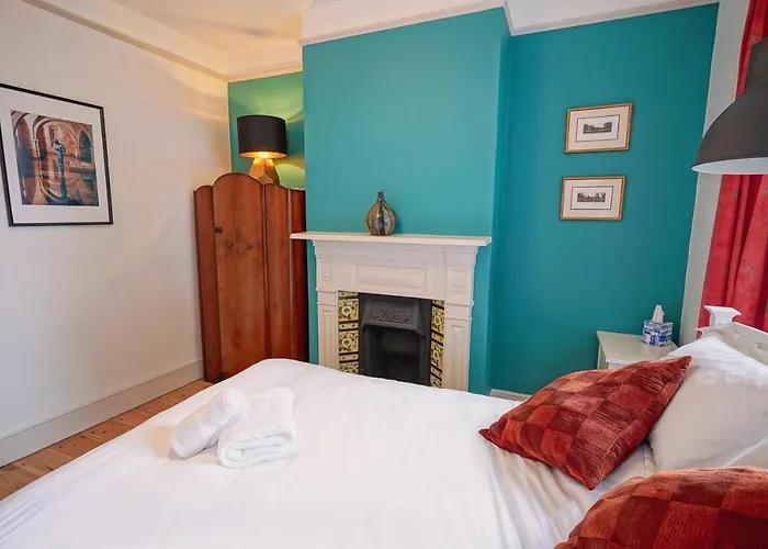 Cosy 1-Bed Escape With Free Parking - At Hem