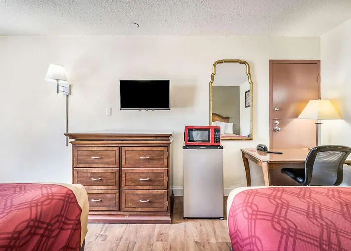 Econo Lodge Inn & Suites Macon West