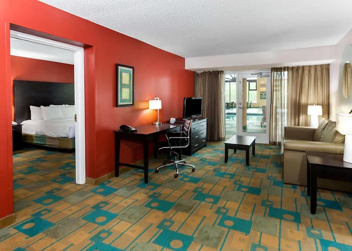 La Quinta By Wyndham Milwaukee Bayshore Area