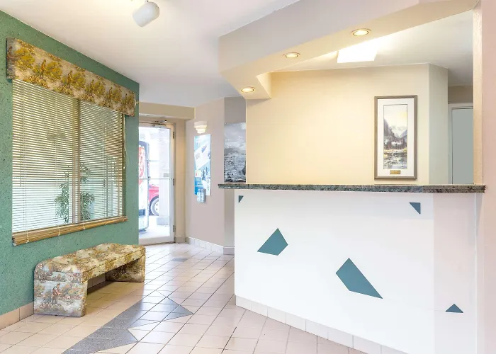Super 8 By Wyndham Golden