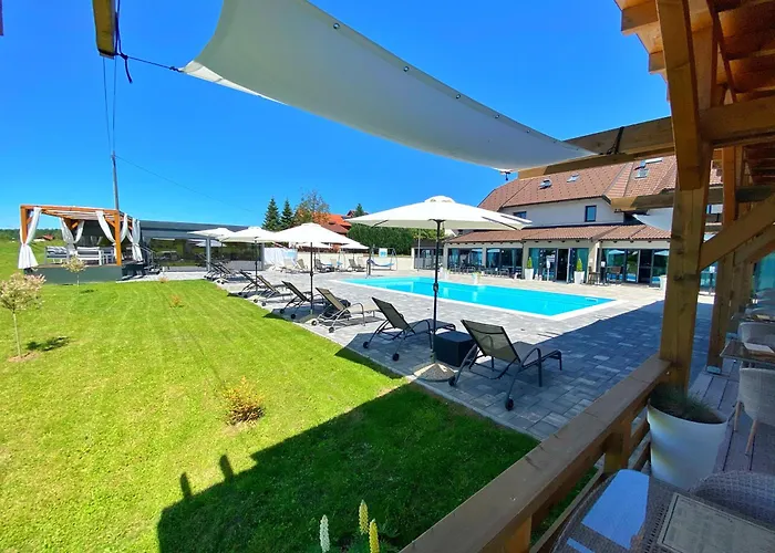 16 Lakes Hotel