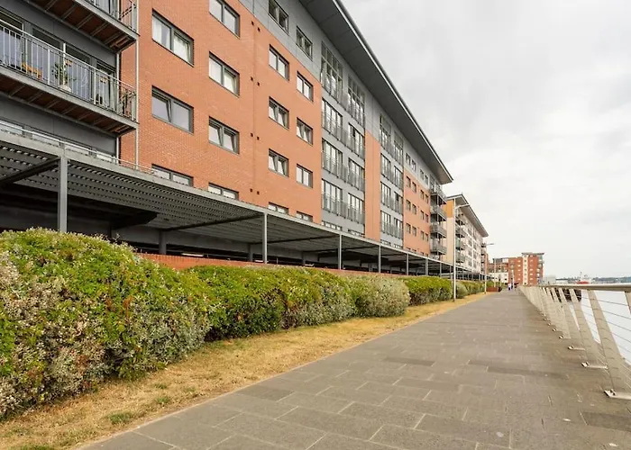 Lux Waterfront 2 Bed Apt W Free Parking & River Views, City Centre 15 Min Walk