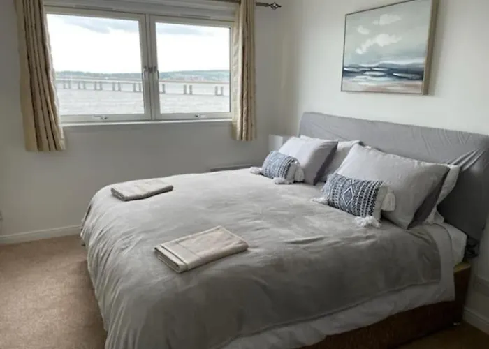 Lux Waterfront 2 Bed Apt W Free Parking & River Views, City Centre 15 Min Walk