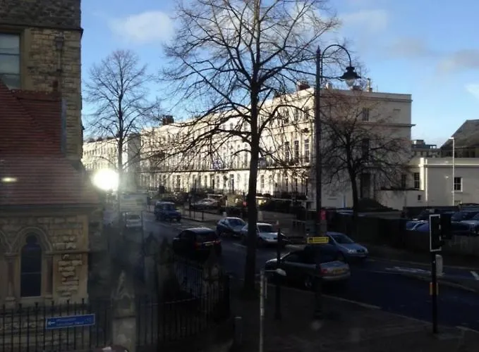 Studio Flat Central Cheltenham Parking Off Road