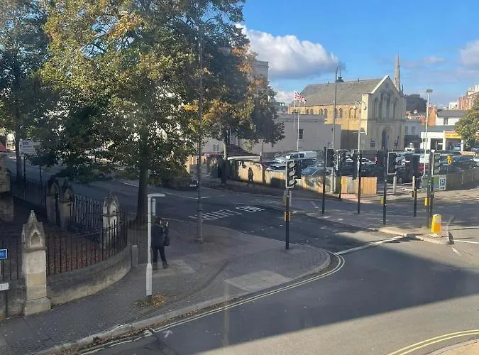 Studio Flat Central Cheltenham Parking Off Road