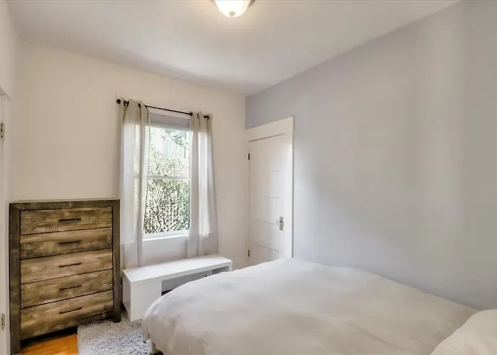 Light Filled Condo 3 Bedrm With Enclosed Sunny Backyard