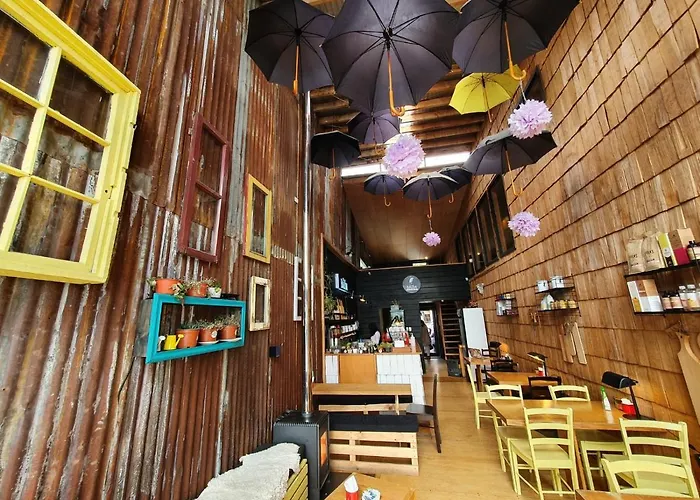 Hotel & Cafe Bauda