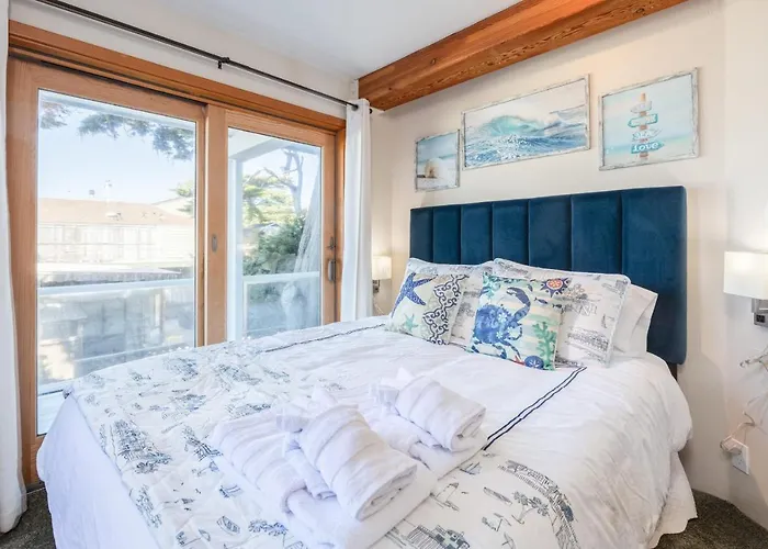 Beach Villa Home - Walk To Beaches Trails Restaurants Activities & More