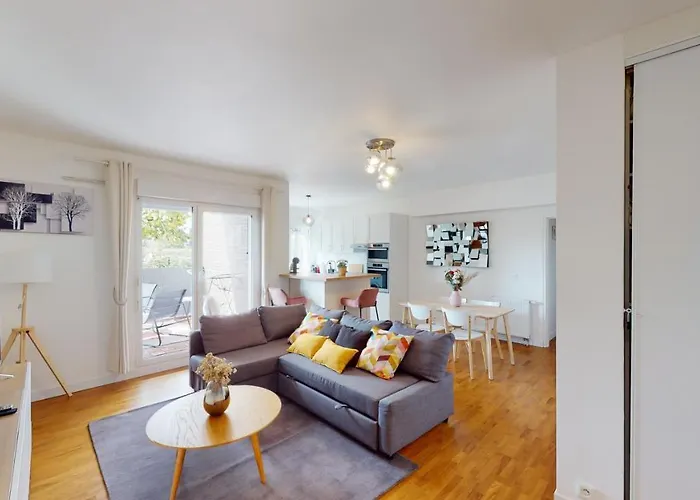 Live Like A Local Stylish 2Br With Balcony & Parking