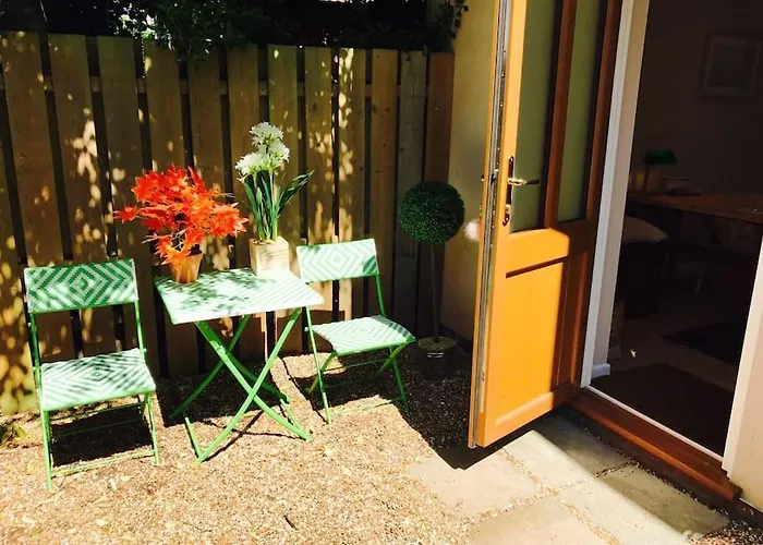 Apartment With Own Entrance & Terrace On West Hill