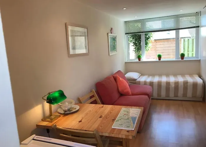 Apartment With Own Entrance & Terrace On West Hill