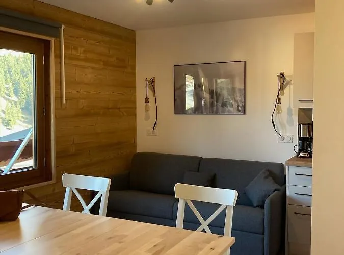 Mont Vallon Lodge: Ski-in/Ski-out Comfort near Méribel Center