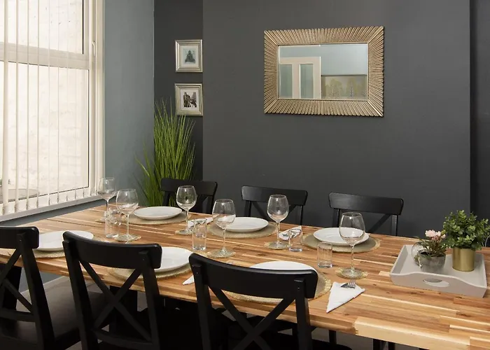 147 The Residence - 5 Bedrooms - Free Parking - Belfast