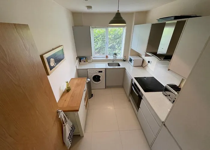 2 Bed 2 Bathroom Gated Apartment 1 Inc Free Parking