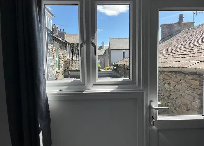 Jester Court: Central Windermere Apartment with Health Club Access