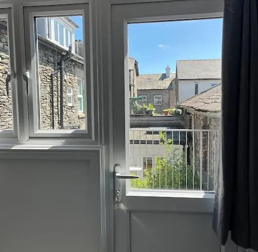 Jester Court: Central Windermere Apartment with Health Club Access