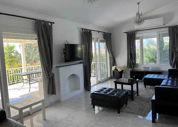 Villa Neyla Four Bedroom Coral Bay Beach Front