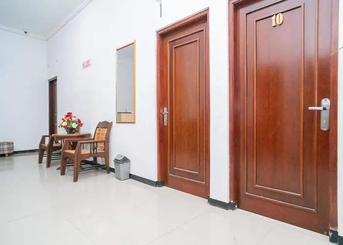 Reddoorz Near Matahari Singosaren Solo