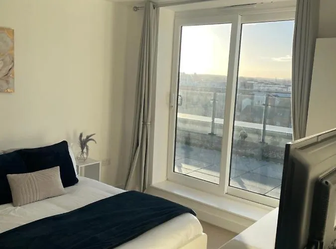 2Br 2Ba Top Floor Penthouse Apartment In Rg2 - Ideal For Business Travellers & Contractors, Free Parking & Sleeps Up To 6