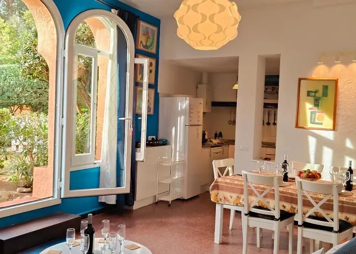 Casa Con Jardin A 30 Metros De La Playa. Vc.