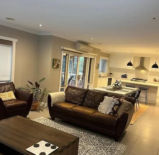 Tranquil Family Haven: Modern 4-Bedroom Retreat Near Wildlife Park