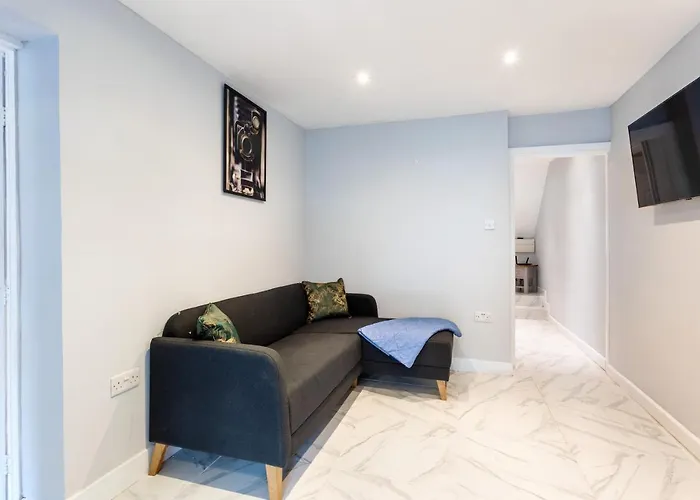 Amazing 3 Bedroom, 2 Bathroom, Ground Floor Flat With Garden, Near Train Station And Bus Stop