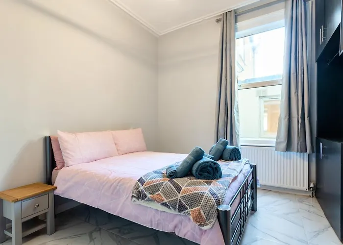 Amazing 3 Bedroom, 2 Bathroom, Ground Floor Flat With Garden, Near Train Station And Bus Stop