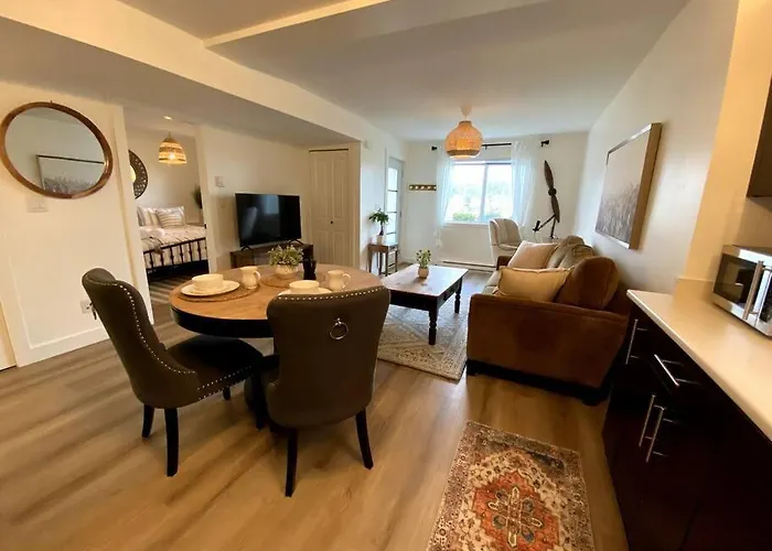 Cozy Lakeview Suite