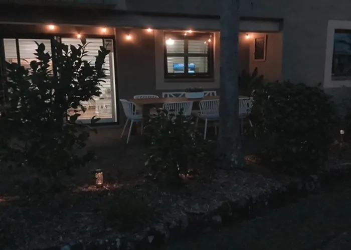 Carindale Poolside Retreat: Ground Floor Unit with Tennis & Wi-Fi