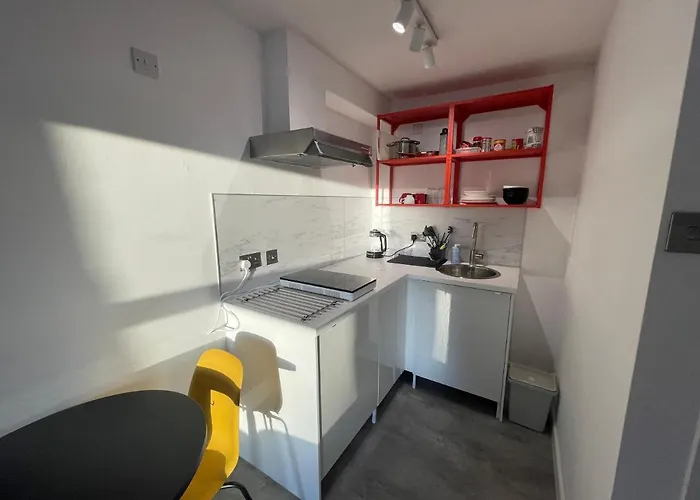 Modern Studio Apartment; 10Min Walk To Town & Quay