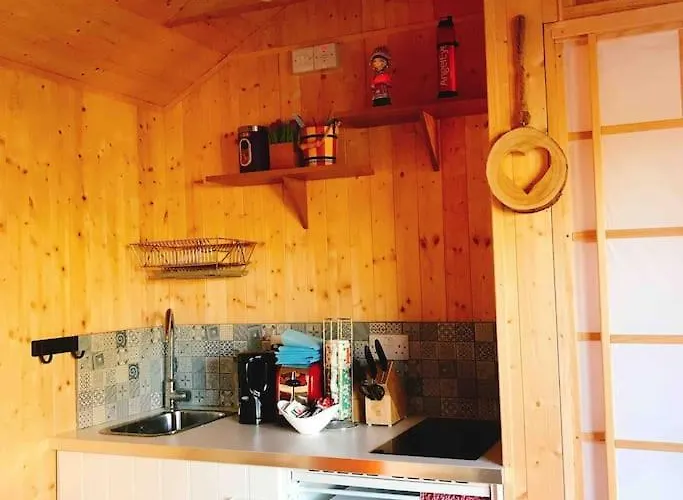 Cosy Private Cabin With Parking In Good Location