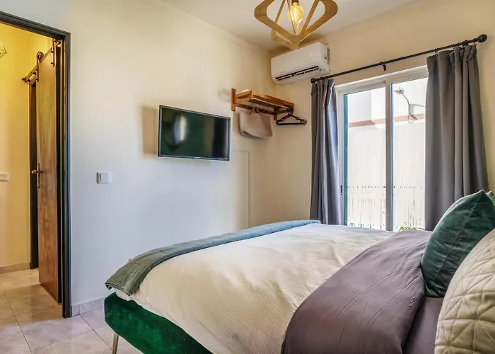 Arty Vintage Townhouse With Rooftop Shower & Sun Loungers