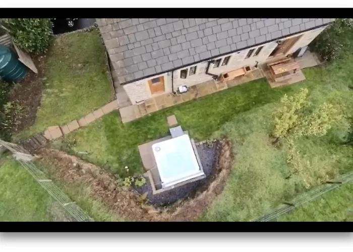 New Barn Conversion With Private Hot Tub