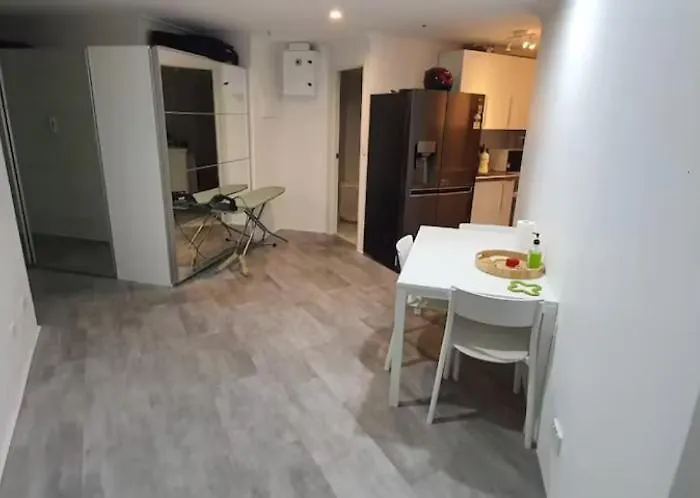 Dana-Spacious Private Room In Shared 2-Bedroom Apartment-2