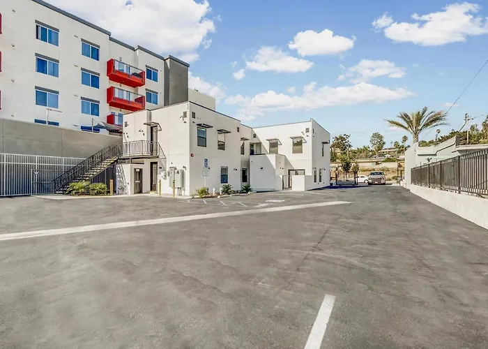 Two Bedroom - King In Master. Heart Of Downtown Vista