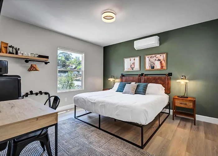 Two Bedroom - King In Master. Heart Of Downtown Vista