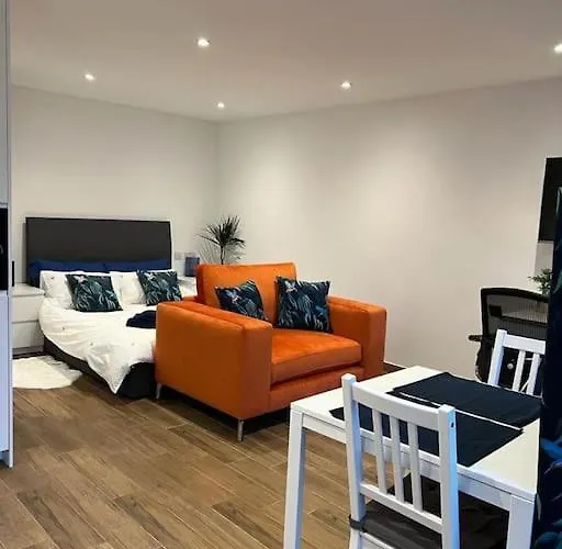 Cosy Detached Annexe With Free Off Street Parking & Air Con