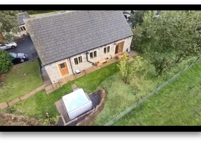 New Barn Conversion With Private Hot Tub