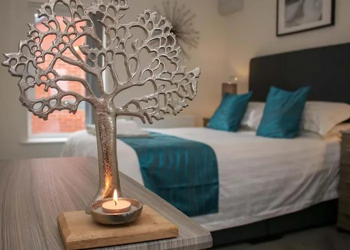 Luxe Living Guest House-Sleeps 6 -Family Friendly-Private Parking-Wifi-City-Beach