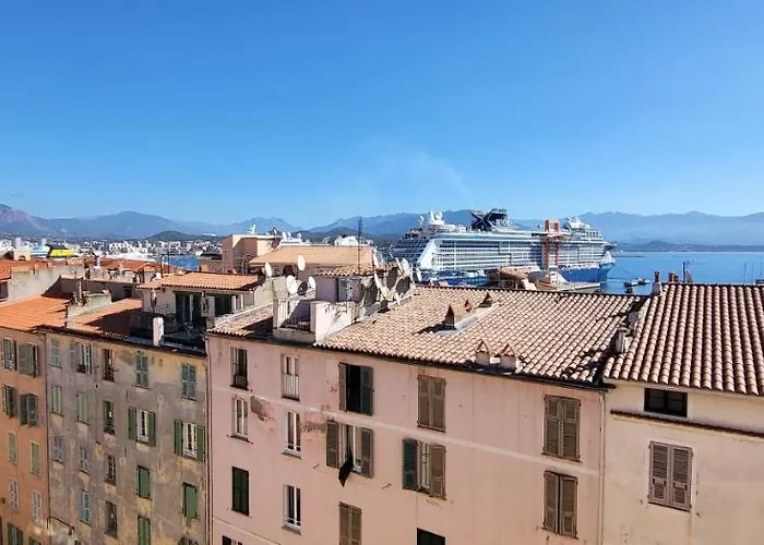 Superbe T2 Avec Balcons, Vieux Port, Hyper Centre Ajaccio